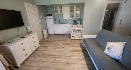 Coastal Studio – Screened Porch, Bay Views & 1.5-Mile Lighted Seawall