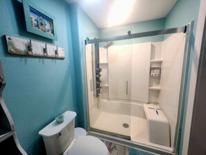 Regadera, amenidades de baño gratuitas, secadora de cabello, toallas 