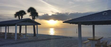 كراسي للتشمس، مناشف للشاطئ