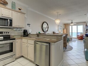 冷蔵庫、電子レンジ、オーブン、コンロ