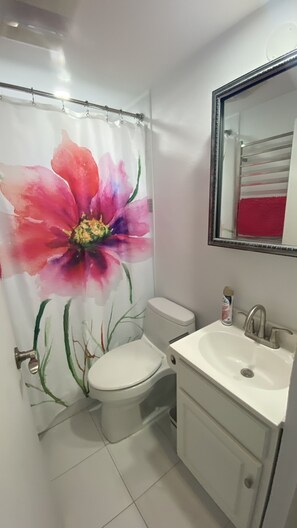 Een douche, een haardroger, handdoeken, zeep