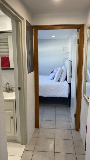 1 slaapkamer, een bureau, verduisterende gordijnen, geluiddichte muren