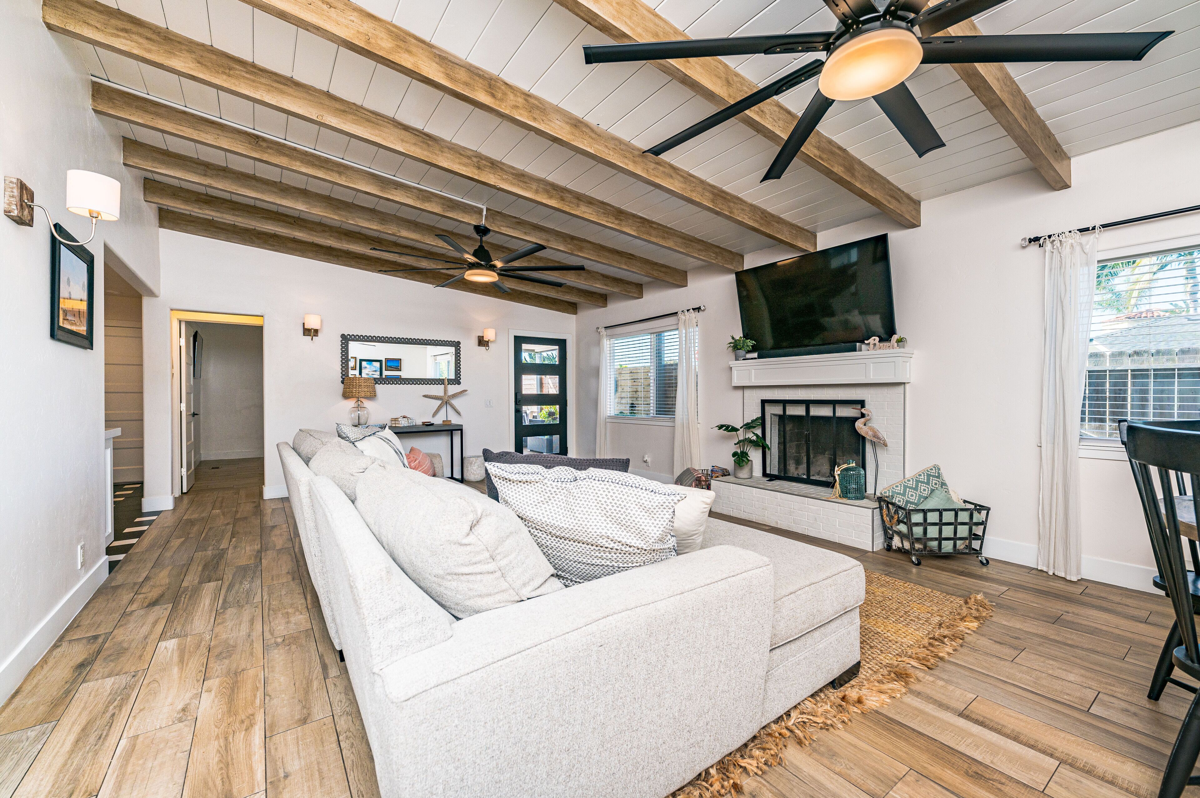 San Clemente Beach House is only a 5min Walk To The Pier, Beach, And Restaurants