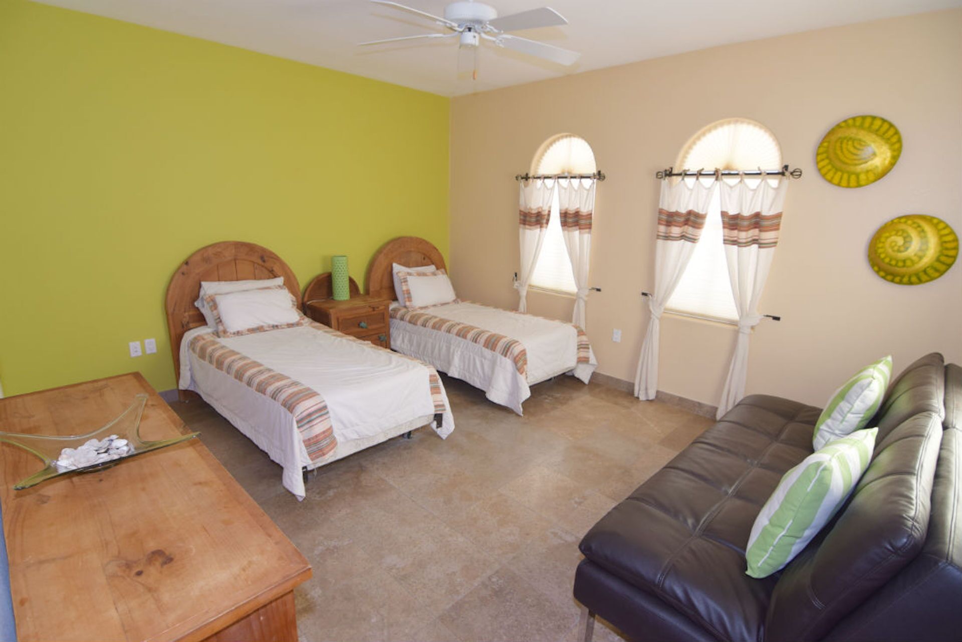 Upscale Pet Friendly Three Bedroom Condo, Free Wifi & Golf, 