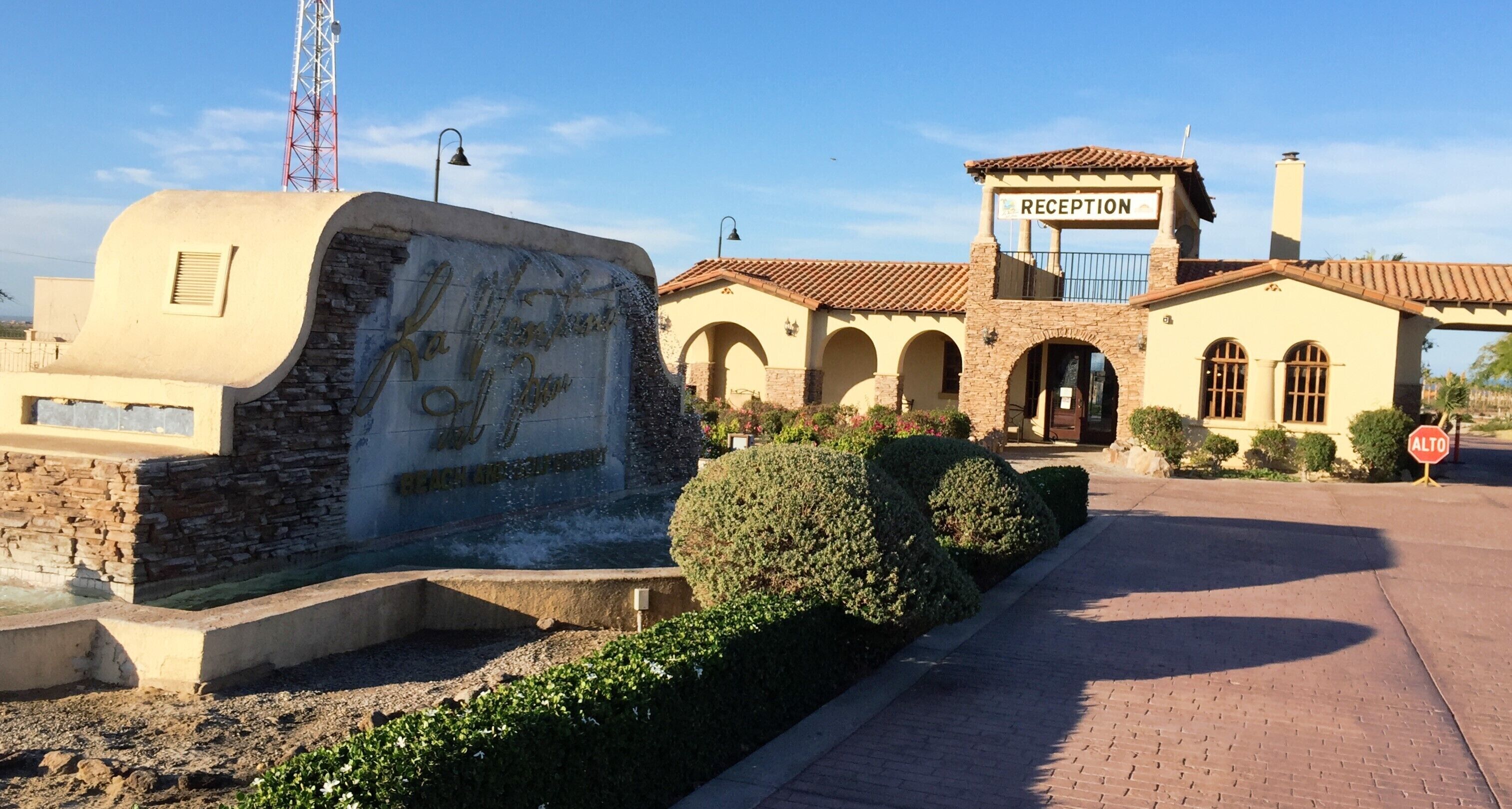 Upscale Pet Friendly Three Bedroom Condo, Free Wifi & Golf, 