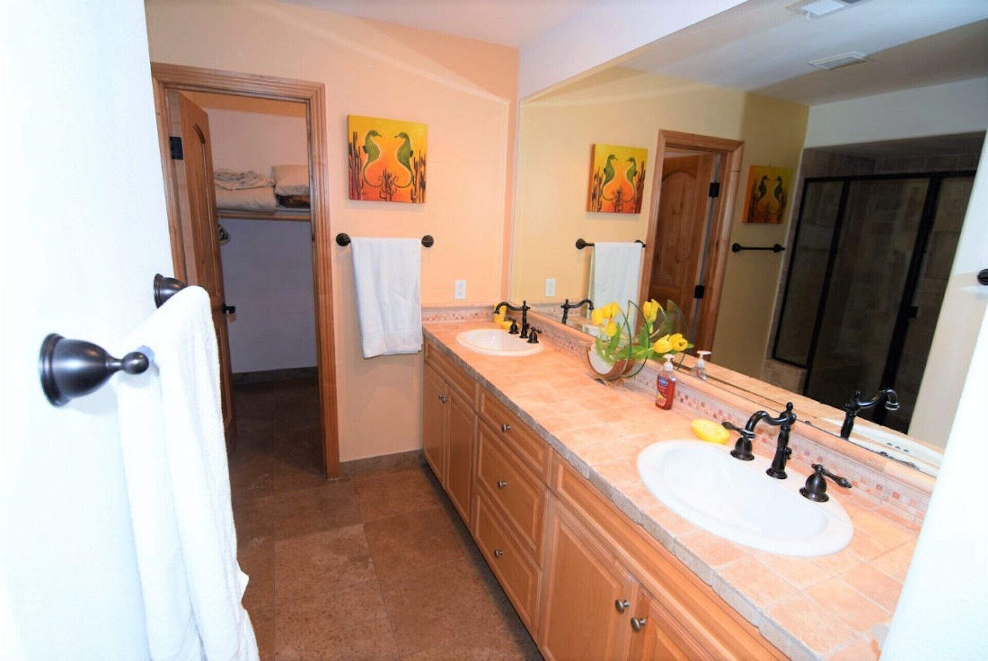 Upscale Pet Friendly Three Bedroom Condo, Free Wifi & Golf, 
