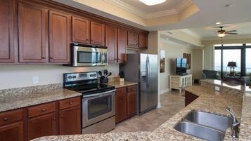 Frigorífic, microones, forn i placa de cuina