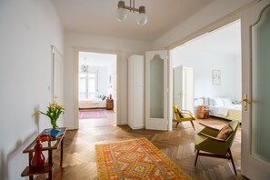 3 habitaciones, tabla de planchar con plancha, wifi y ropa de cama 