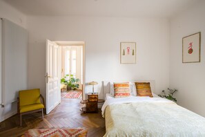 3 habitaciones, tabla de planchar con plancha, wifi y ropa de cama 