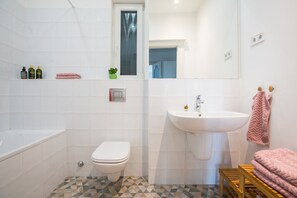 Een haardroger, handdoeken, shampoo, toiletpapier