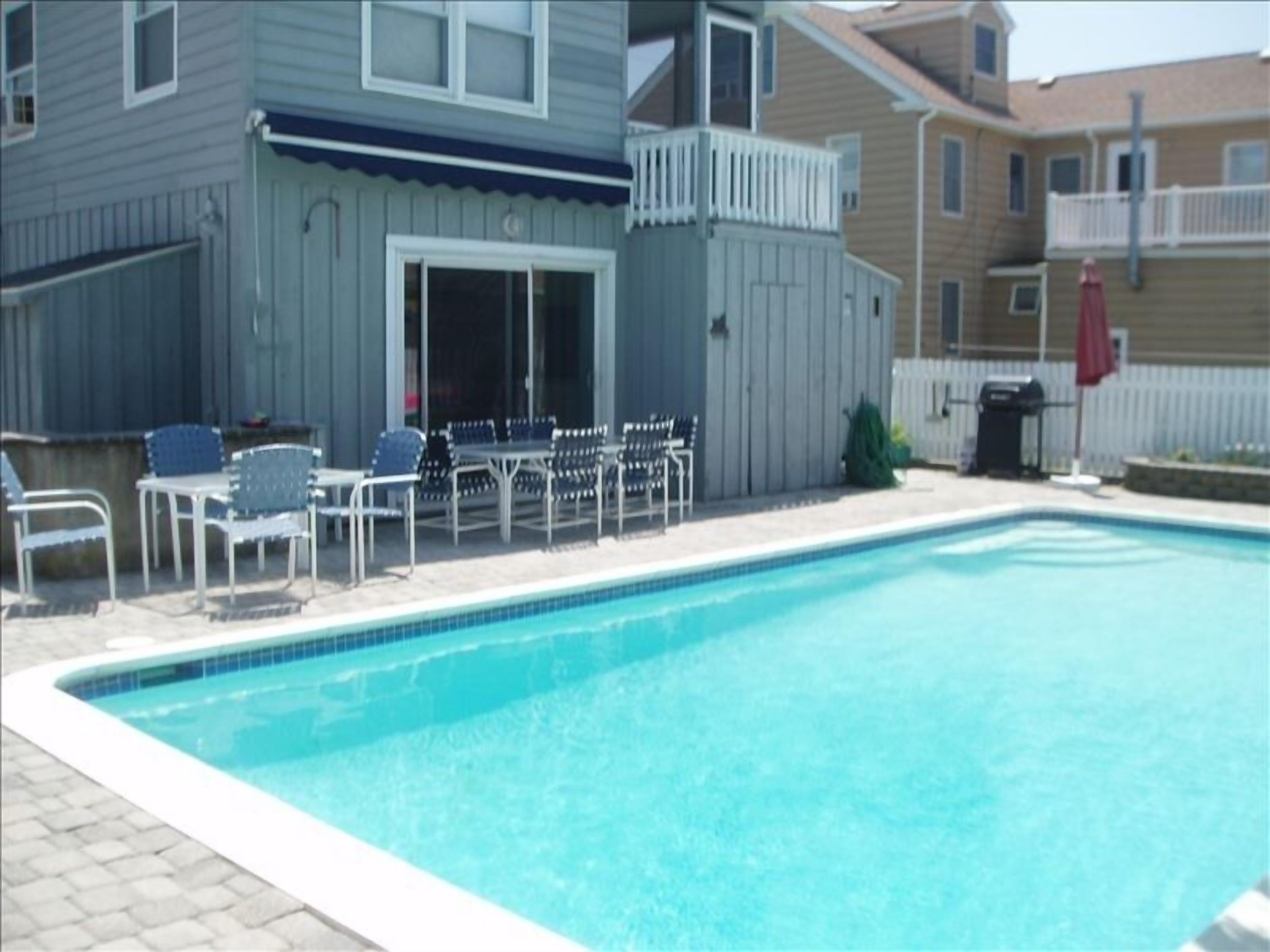 Wedding Grps/Families 7bdrs, 3 Baths, Large Pool, 2 Blocks from Beach