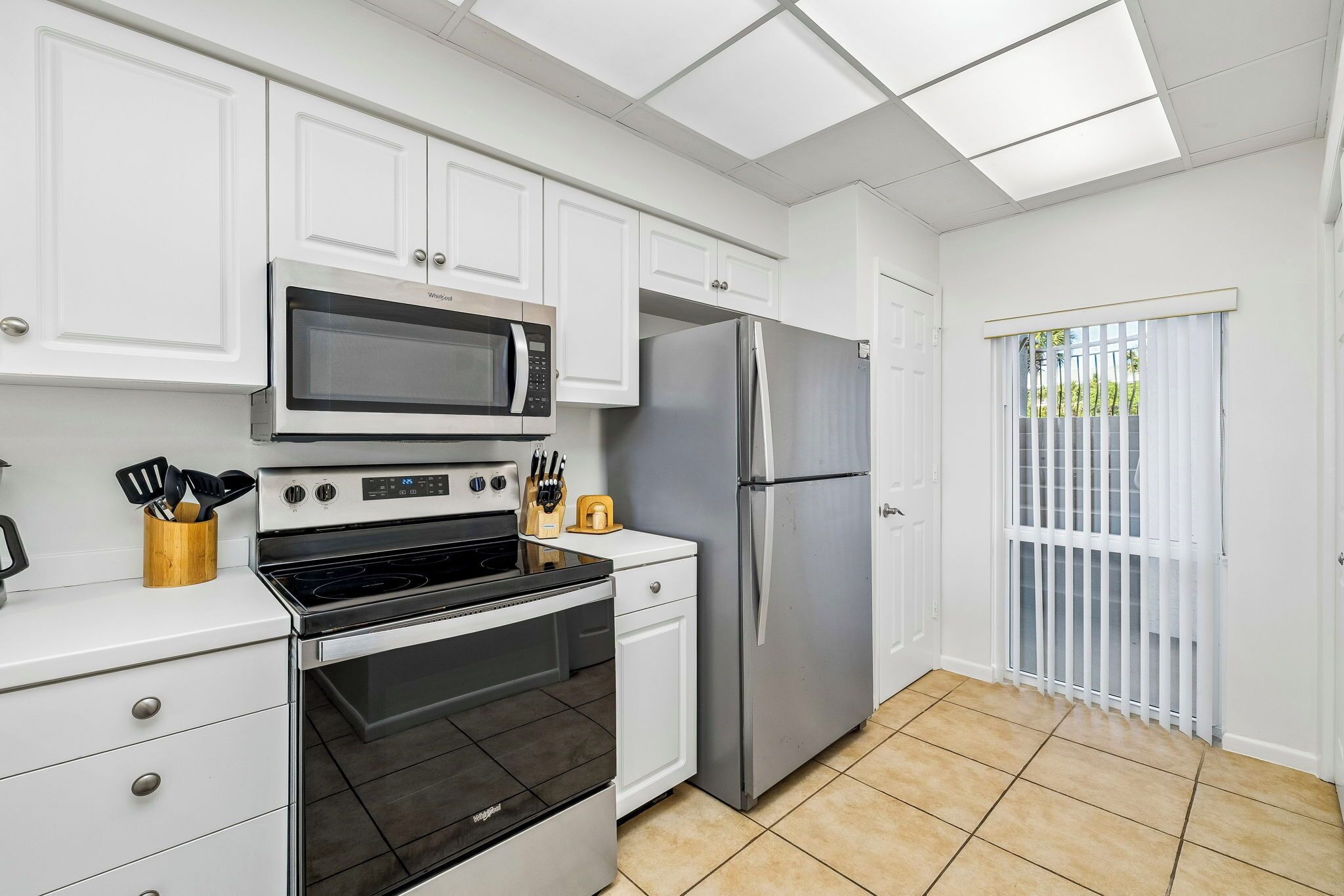 Refrigerador, microondas, horno, placa de cocina