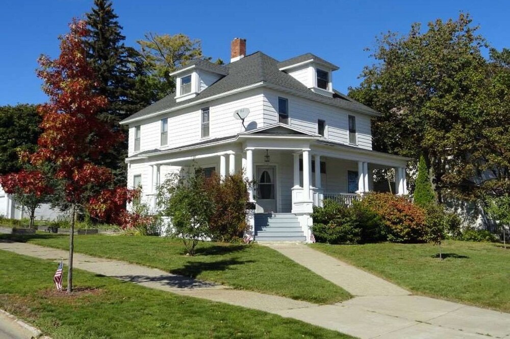 4 bedroom home in Munising! Snowmobile from the driveway!