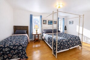 4 habitaciones, tabla de planchar con plancha, wifi y ropa de cama 