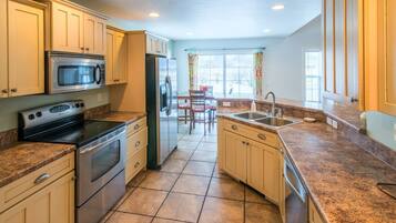 Geladeira, micro-ondas, fogão, cooktop