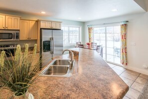 Fridge, microwave, oven, stovetop - Red Farmhouse - Ping Pong - Close to Grand Targhee (Driggs)