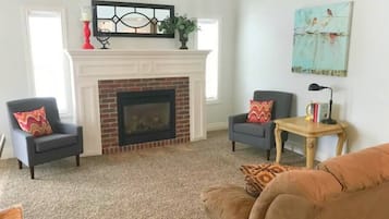 TV, lareira, mesa de pingue-pongue