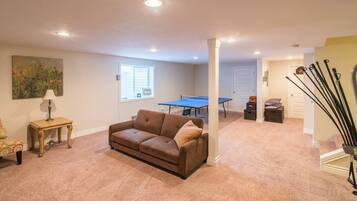 Televisión, chimenea y tenis de mesa