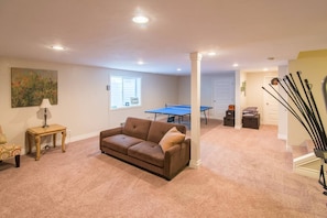 TV, fireplace, ping pong