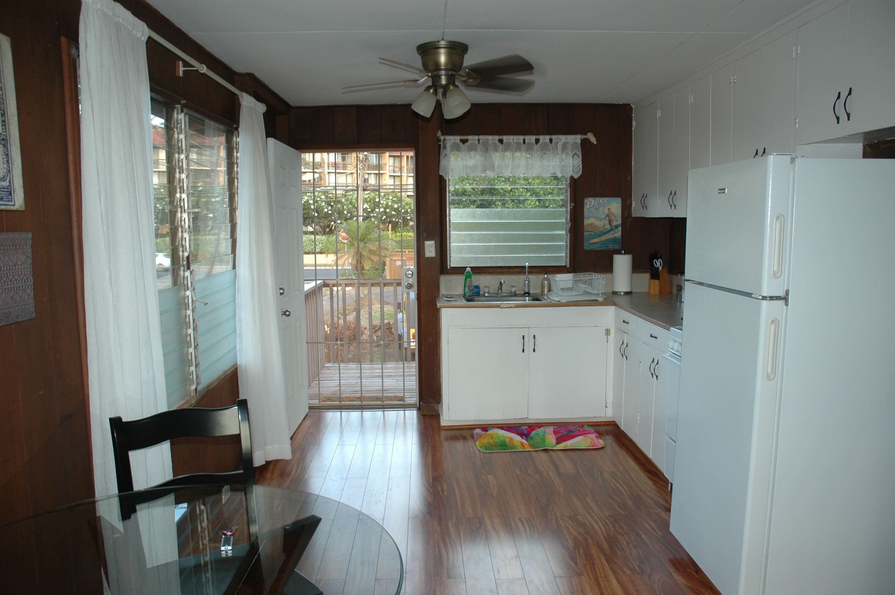 Fridge, oven, stovetop, coffee/tea maker