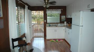 Fridge, oven, stovetop, coffee/tea maker