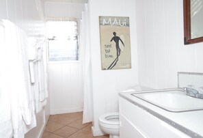 Secadora de cabello, toallas, jabón, papel de baño 