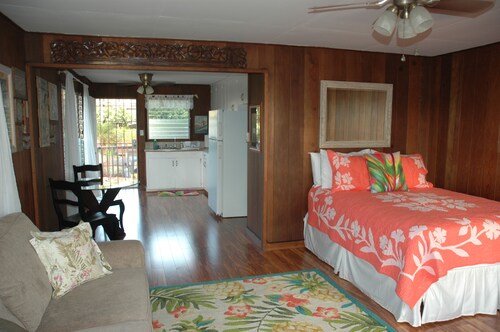 Vintage Beachfront Studio Apartment Right On Charley Young Beach