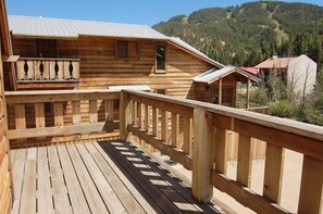 Property grounds - Little Fanny - In Town - Pet Friendly! - Satellite - Gas Fireplace - Gas Grill - (Red River)