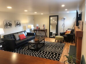 Living area - Spacious & Modern 1 Bedroom Bryant Retreat Near UW (Seattle)