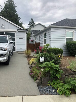 Property grounds - Spacious & Modern 1 Bedroom Bryant Retreat Near UW (Seattle)