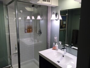 Dusche, Haartrockner, Handtücher, Seife