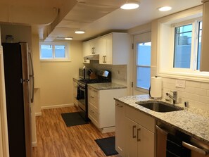 Private kitchen - Spacious & Modern 1 Bedroom Bryant Retreat Near UW (Seattle)