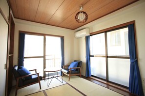 Room, Corner (A) | Blackout drapes, free WiFi, bed sheets - Kamakura Seaview Guesthouse Sun & Breeze (Kamakura)