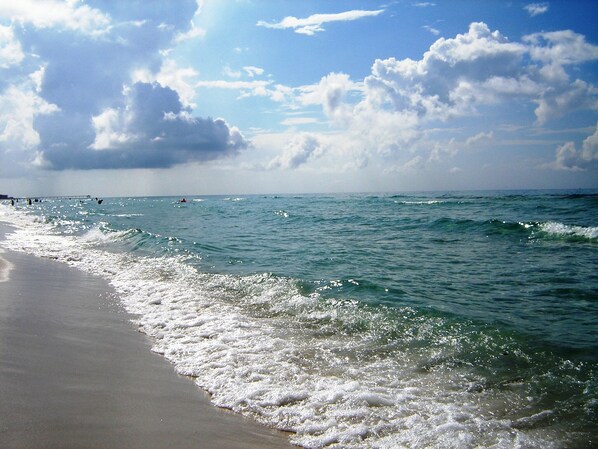 En la playa y camastros 
