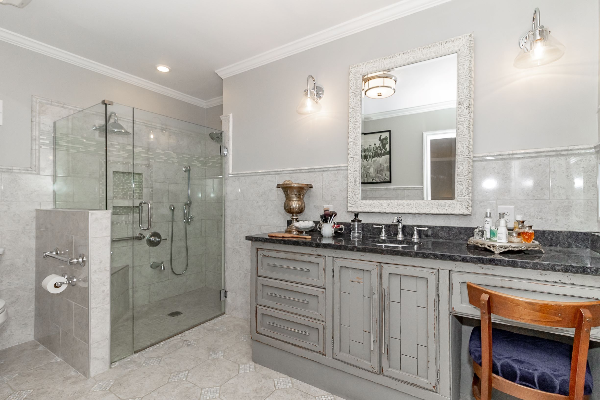 Combined shower/tub, towels, soap, shampoo