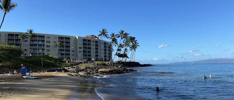 Beach nearby, sun-loungers, beach towels