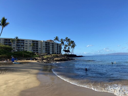 Perfect Getaway! Newly Updated Condo! Steps to Beach & Dining! Read our Reviews!