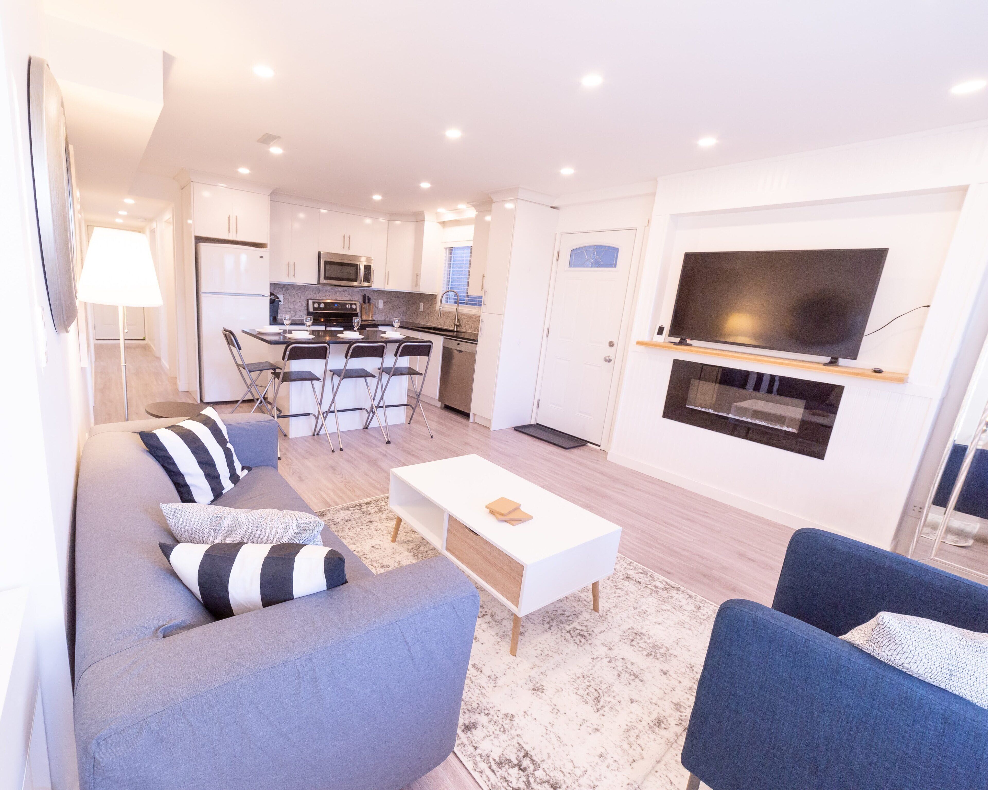 PRIVATE - Guest Suite in Renfrew Heights near skytrain, bus, groceries, parks