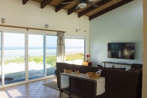 Smart TV, books - Feels-like-home but on the beach (Ensenada)