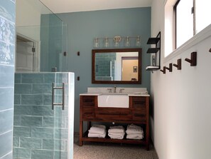 Douche, sèche-cheveux, serviettes fournies, savon