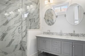 Dusche, Regendusche, Haartrockner, Handtücher