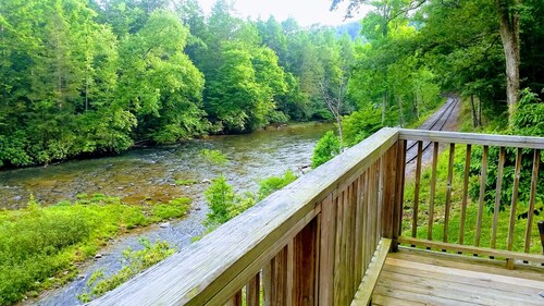 Paratiisi metsässä näkymä Buckhannon-joelle