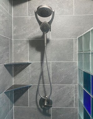 Douche, sèche-cheveux, serviettes fournies, savon