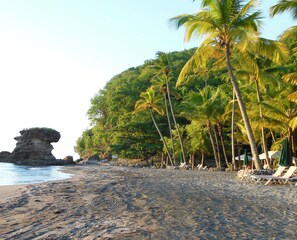 Beach nearby, sun-loungers, beach towels