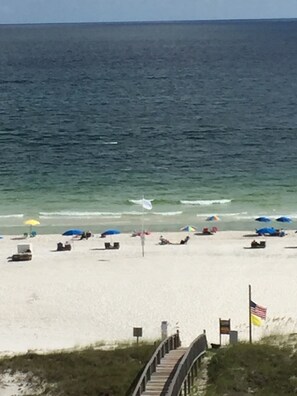 En la playa, sillas reclinables de playa
