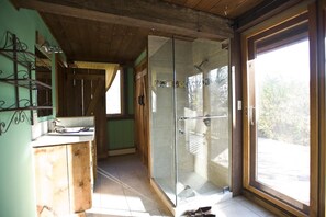 Ensemble baignoire-douche, séchoir à cheveux, serviettes fournies, savon