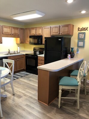 Kjøleskap, mikrobølgeovn, ovn og kokeplater