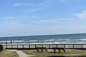 Na praia, espreguiçadeiras 