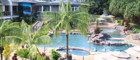 Una piscina al aire libre, una piscina climatizada