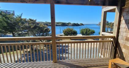 Uudistettu Waterfront Condo Avonissa uima-altaalla. Ei lisämaksua auringonlaskunäkymistä!